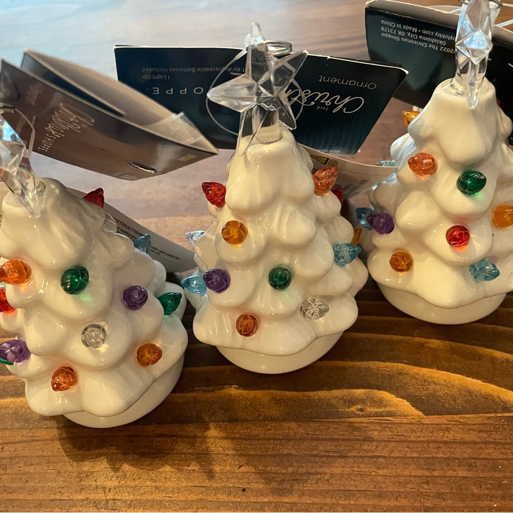 NWT 3 Ceramic Christmas Tree Ornaments 4 inch’s, Batteries Included